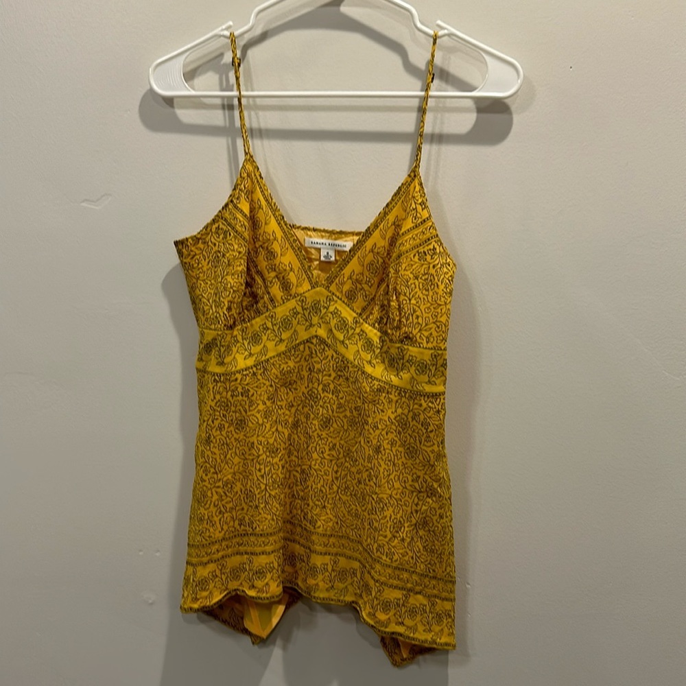 Banana republic tank. Size 8. Yellow. Flowery. Flowy. No flaws.